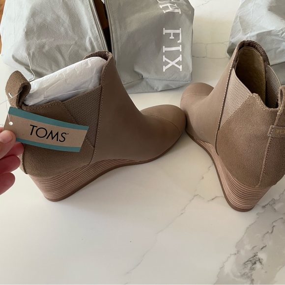 Tom’s Kelsey Pull-on leather wedge bootie- Taupe, Size 9, NWT - Picture 3 of 4
